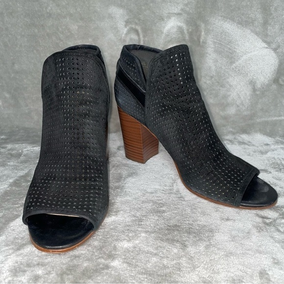 Sam Edelman Easton Black Suede Peep Toe Perforated Booties Chunky Heel Size 8.5 - Picture 1 of 12